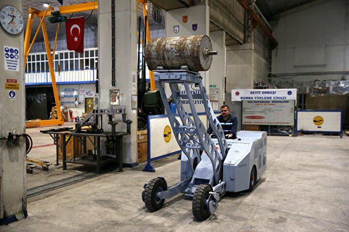 <p>Seyit Onbaşı bomba yükleme aracı, TSK bünyesinde imal edilen ilk yerli ve milli bomba yükleme aracıdır."</p>