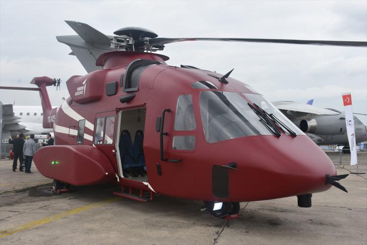 <p>TUSAŞ, dünyanın en önemli havacılık sanayi buluşmalarından Paris Airshow'da helikopter, uçak ve insansız hava araçlarından oluşan geniş bir ürün yelpazesiyle yerini aldı.</p> <p>Şirketin bir süredir üzerinde çalıştığı T925 Genel Maksat Helikopteri ilk kez fuarda tanıtıldı.</p> 