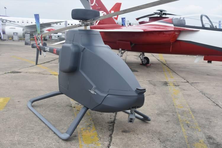 <p>Ucuz ve risksiz bir çözüm olarak geliştirilen kargo İHA, 275 kilogram maksimim kalkış ağırlığına sahip bulunuyor. Kullanıcının işini kolaylaştırmak için basit kullanımlı olarak geliştirilen araç, kendi kendine otomatik kalkış yapabilen, link olmayan bölgelere gidebilen, kargoyu alıp taşıyabilen bir sistem olarak geliştirildi. Araç basit kullanımı sayesinde bir tuşa basılarak kendisinde beklenen görevleri yerine getiriyor. Kargo İHA, ileri üslerde ve üs olmayan bölgelerde sadece koordinat verilerek görev yapılmasına olanak sunuyor.</p>
<p> </p>