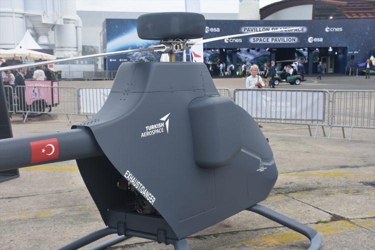 <p><strong>Hedef büyük helikopterleri insansız hale getirmek</strong></p>
<p>Bu İHA'nın arkasından daha yüksek kapasiteye sahip yeni bir ürün geleceğini ifade eden Ömer Yıldız, "Yaklaşık 250-300 kilogram faydalı yük taşıyacak olan ikinci bir platform geliyor bunun arkasından. Onun insansızlaştırılması işlemi var. Onunla birlikte daha fazla faydalı yük taşımış olacağız. Yükümüz genellikle kargo yükleri oluyor. Gemiye konuşlu hale getireceğiz helikopterimizi. Daha sonra daha büyük helikopterlere doğru devam edeceğiz." ifadelerini kullandı.</p>
<p>Yıldız, üzerindeki kamera, radar, mühimmat, telsiz röle istasyonu, baz istasyonu gibi faydalı yük donanımına göre aracın işlevinin değişeceğine işaret ederek, ilk olarak platformu geliştirmeye çalıştıklarını, sonrasında her türlü faydalı yükü entegre etme imkanlarının olacağını belirtti. Ömer Yıldız, "Günün sonunda bu projeyle birlikte büyük helikopterleri de insansız hale getirmeyi hedefliyoruz. Herhangi bir helikopteri insansız hale getirebilecek aviyonik süit ve ekipmalar, eyleyiciler, sensörler, uçuş kontrol algoritmaları gelişmiş olacak." dedi.</p>