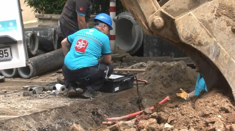 <p>İGDAŞ BORUSU PATLADI </p>
<p>Kadıköy’de İSKİ çalışmaları esnasında doğal gaz borusu patladı. Adrese gelen İGDAŞ ekiplerinin sızıntıya müdahale ettiği sırada bir vatandaş ise elindeki sigarayla çalışmaları izledi. </p>