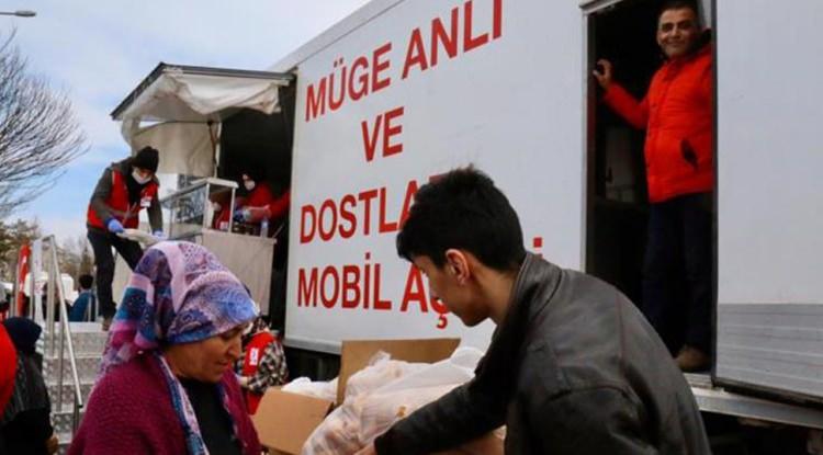 <p><span style="color:#FF0000"><strong>Ünlü gazeteci Müge Anlı, sunumunu üstlendiği fenomen program "Müge Anlı ile Tatlı Sert"in son bölümünde seyircileri heyecanlandıran bir haber paylaştı. Müge Anlı ve Dostları Mobil Aşevleri araçları aracılığıyla Türkiye'nin dört bir yanına ulaşan Anlı, "Mobil aşevlerimiz dayanışmanın en güzel örneği. Bunlar siz izleyicilerimin eseri, ben sadece aracıyım" dedi.</strong></span></p>