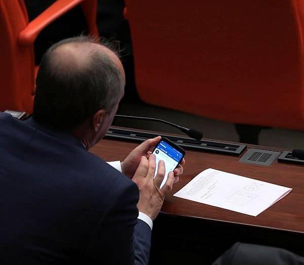 <p>Yüz kısmı montajlanarak oluşturulan pornografik bir videonun Çoruh'un bulunduğu 'Rakılamaca' isimli gruba geldiği, iletinin altına 'Muharrem İnce bu ne performans ama' yazıldığı belirlendi.</p>
<p> </p>
<p> </p>