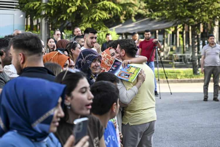 <p>Soru havuzlarının kriptolu sistemlerinin oluşturulmasının ardından başlatılan kapalı matbaa sürecinde ÖSYM personeli, matbaa işçileri, yemek servisi yapanlar, doktorlar ve öğretim üyelerinden oluşan 110 personel, YKS`de son oturum olan YDT`nin dün saat 17.45 itibarıyla tamamlanmasıyla birlikte 17.46`da merkezden çıkarak aileleriyle buluştu.</p>
