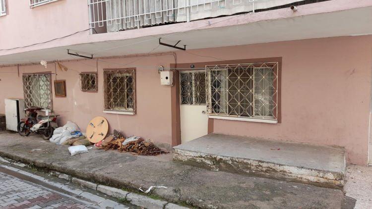 <p><strong>DONDURUCUYU NEREDEN ALABİLECEĞİNİ SORMUŞ</strong></p>
<p>Mahalleden, evli 3 çocuk babası Ramazan Yüksel (58) ise "Şaşkınız 3 senedir burada yaşıyorlardı. Kendi halinde bir aileydi. Duyduğumuza göre katil, birkaç gün önce çevredeki esnafa nereden derin dondurucu alabileceğini sormuş. Tedirginiz" diye konuştu.</p>
