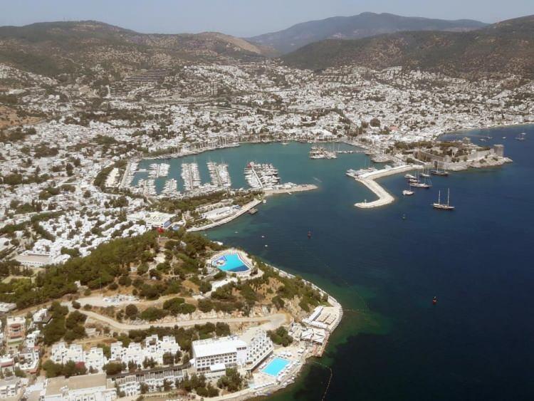 <p>Yerli ve yabancı turist rezervasyon rakamları turizmcileri rekor beklentisine sevk ederken, yabancı turist girişi yoğunluğunun Kasım ayı ortasına kadar devam etmesi bekleniyor.</p>