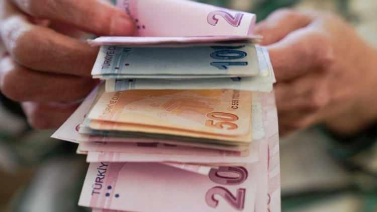 <p>1 Temmuz itibarıyla uygulanacak yeni asgari ücret yüzde 34 zam ile net 11 bin 402 TL, brüt 13 bin 414 liraya yükseldi. Kurban Bayramı'nın hemen ardından sırada emekli ve memur zammı düzenlemesi yer alıyor.</p>