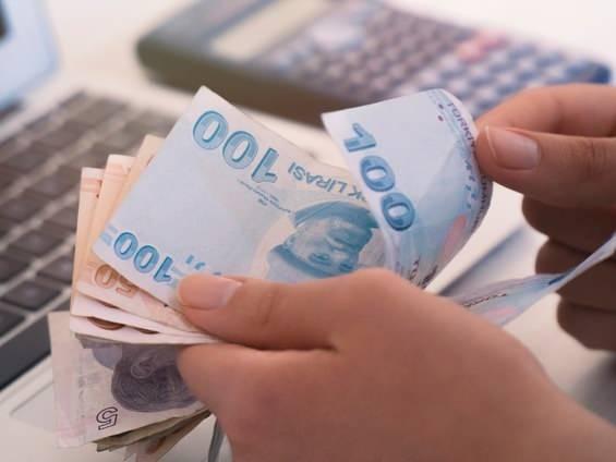 <p>Başkan Recep Tayyip Erdoğan emekli ve memur zammının yüzde 30'a tamamlanacağı müjdesini verdi. Meclis düzenlemesi ve Resmi Gazete süreçlerinin ardından emekliler yüzde 14,60, memurlar da yüzde 13,52 ek zam almış oldu.</p>