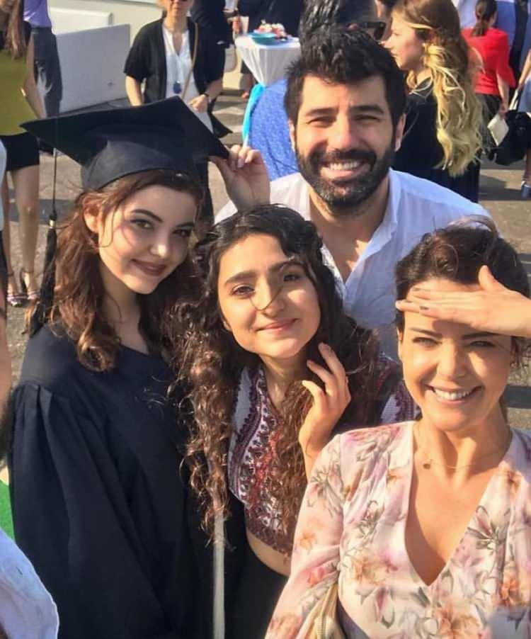 <p><strong>Her zaman yanımda oldun ve yaslanacak bir omuz sundun. Senelerce sabrın, anlayışınla bana hep kocaman bi dağ gibi oldun. Baba olmanın ötesinde gerçek bir dost ve sırdaş oldun. Birlikte kahkahaları, gözyaşlarını ve çoooook anıyı paylaştık. Bana olan sevginin ve sabrının, sınır tanımadığını defalarca kanıtladığın için çok teşekkür ederim. Hayatımın bir parçası olmayı seçtiğin için teşekkür ederim. Her hastalandığımda yanımda olduğun için teşekkür ederim. Her zaman beni güldürdüğün için teşekkür ederim. İyi ki varsın. </strong></p>