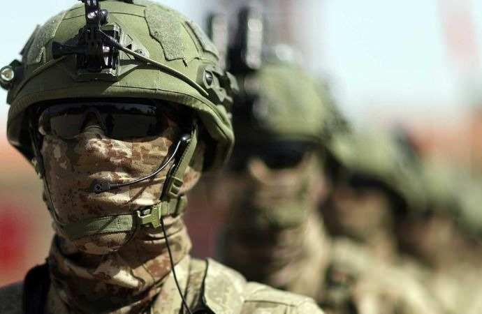 <p>Kosova polisi ve NATO'nun Kosova'daki Barış Gücü (KFOR) güçleri ile Sırpların karşı karşıya gelmesi sonucu çok sayıda asker ve sivil yaralandı.</p>
<p>Kosova'yı kendi toprağı olarak gören Sırbistan da ordusunu Kosova sınırına yerleştirme kararı aldı.</p>