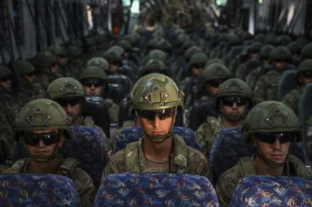 <p>Türkiye, Kosova'da devreye girdi</p>
<p>Kosova’dayaşanan gerginliklerin ardından Türkiye, NATO Müşterek Kuvvet Komutanlığı’nın talebi üzerine bölgeye asker gönderdi. Görevlendirme çerçevesinde bir tabur asker Kosova’ya gitti.</p>