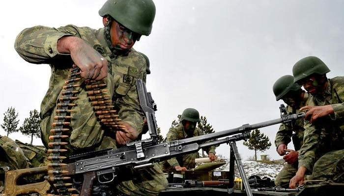 <p>Yaşananların ardından Yunanistan basınından Ta Nea'dan itiraf gibi bir haber geldi.</p>
<p><em><strong>'Türkiye: Kosova-Sırbistan çatışması yoluyla Balkanlar'a nasıl yayılıyor?'</strong></em> başlığının atıldığı haberde, "Türkiye şimdiden kuzey Kosova'da yaklaşık 500 Türk komando konuşlandırarak Balkan bölgesindeki konumunu güçlendirdi" denildi.</p>
