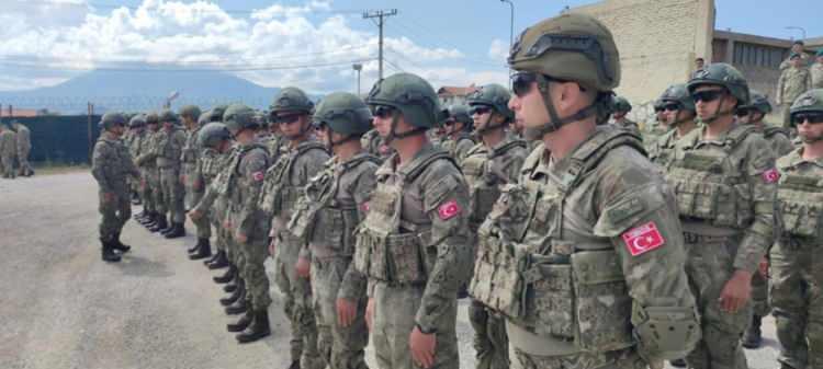 <p><strong>"Türkiye'nin Balkanlarda en etkili yabancı aktörlerden biri olmayı hedeflediği sır değil"</strong></p>
<p>Ayrıca yine haberde 'Türkiye'nin Balkanlar'daki en etkili yabancı aktörlerden biri olmayı hedeflediği bir sır değil' diyen Yunan gazete, "Kosova Başbakanı'nın Priştine'deki Türk büyükelçisiyle yakın zamanda yaptığı görüşme, şüphesiz, onun ABD ile arasındaki açmazın ortasında Ankara'nın desteğini kazanma girişimini yansıtıyor." dedi.</p>