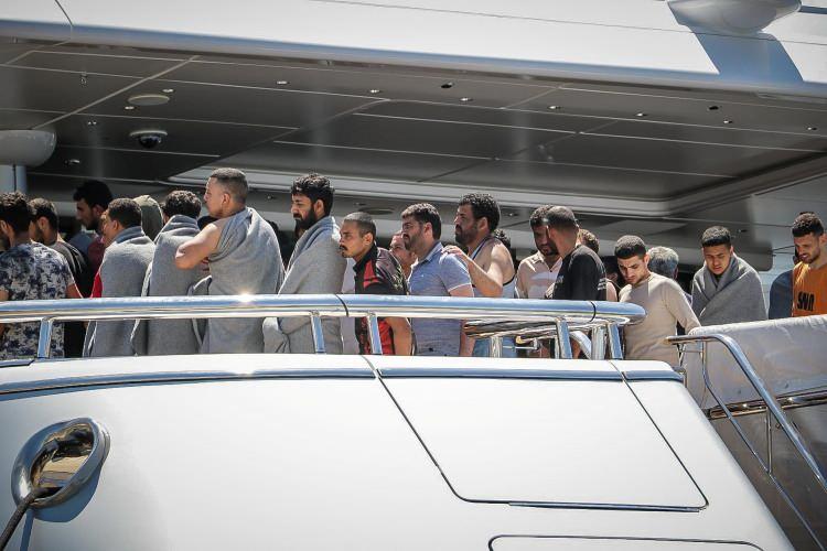 <p>Olayda 78 kişi yaşamını yitirmiş, 104 kişi kurtarılarak Kalamata Limanı'na getirilmişti.</p>
<p>Yunanistan’da Radikal Sol İttifak (SYRIZA) Lideri Aleksis Çipras da olayla ilgili bilgi almak için kurtarılan göçmenlerin götürüldüğü Kalamata Limanı'nı ziyaret etmiş, kurtulan göçmenlerin kendisine Yunan sahil güvenlik ekiplerinin, tekneyi İtalyan sularına doğru itmeye çalıştığını söylediğini aktarmıştı.</p>