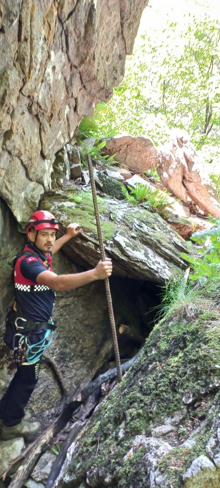 <p>Bursa'nın Yıldırım ilçesi Kaplıkaya Mahallesi'nde 'Otçu Kadir' (74) lakabıyla tanınan Kadir Fidan, 22 gün önce saat 08.00 sıralarında, Uludağ'ın eteklerine şifalı bitki toplamaya çıktı. </p>