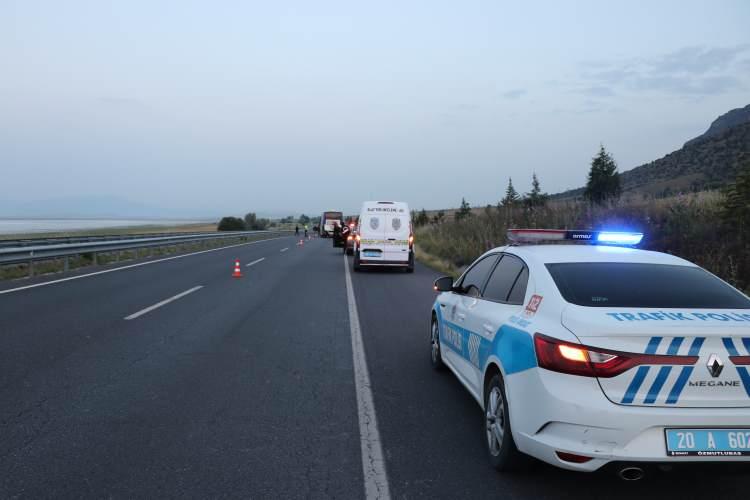 <p>Öte yandan, tır şoförünün yaklaşık 6 kilometre ters şeritten ilerlediği ileri sürüldü.</p>
