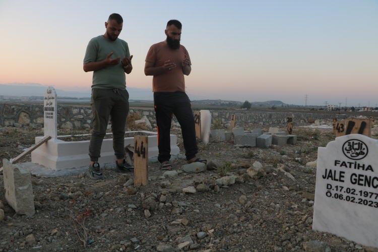 <p>Kahramanmaraş merkezli depremler de en büyük yıkım Hatay’da meydana geldi. Depremde hayatını kaybedenler için Antakya ilçesi Narlıca Mahallesinde deprem mezarlığı oluşturuldu. Kurban bayramı öncesi vatandaşlar, yakınlarının kabrini ziyaret ederek dua etti. Mezarların bakımını da ihmal etmeyen vatandaşlar, kabirlere çiçek dikti. Öte yandan, Hatay Büyükşehir Belediyesi de vatandaşların mezarlık ziyaretlerinde ulaşım sorunu yaşamaması için şehrin farklı noktalarından ücretsiz servis seferleri düzenlemeye başladığı belirtildi.</p>