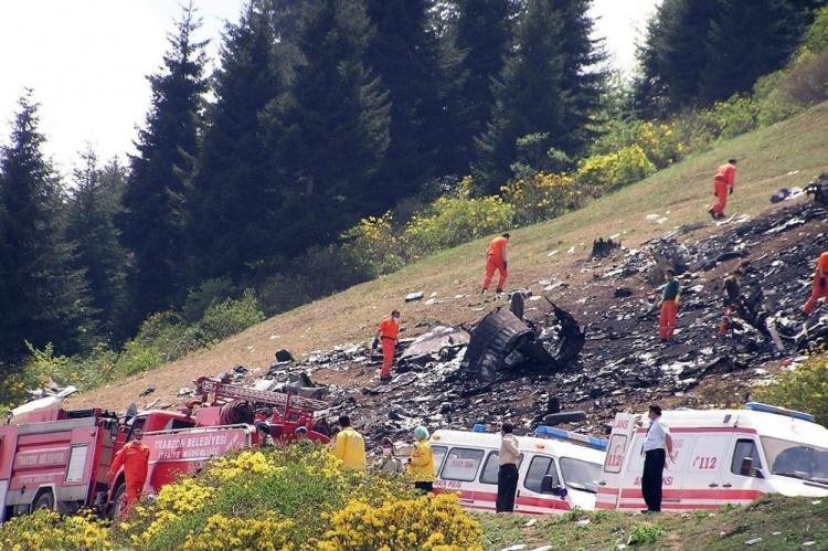 <p>26 Mayıs 2003 tarihinde Afganistan'da görev yapan İspanyol Barış Gücü askerlerini taşıyan Ukrayna'nın UmAir Havayolları'na ait YAK-42 tipi uçak, yakıt ikmali için Trabzon Havalimanı'na inmek isterken, aşırı sis nedeniyle Maçka ilçesi Atasu Beldesi'ndeki Pilav Dağı'na çarpmış, kazada 62'si İspanyol asker, 13'ü Ukraynalı mürettebat olmak üzere 75 kişi hayatını kaybetmişti. </p>
