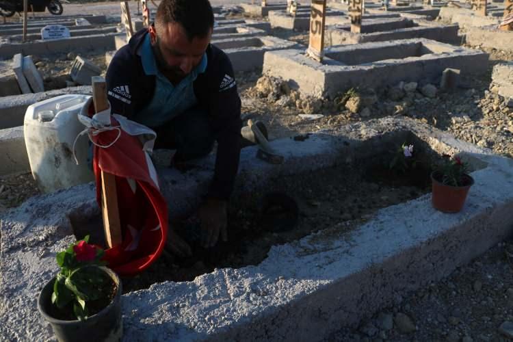 <p>“BU GÜN HEM BAYRAM ÖNCESİ HEM DE KARDEŞİMİN DOĞUM GÜNÜ”</p>

<p>Kardeşinin mezarını doğum gününde ziyaret ettiklerini belirten Sedat Buldu, “Burası Narlıca mezarlığı, büyük depremin ardından oluşan yeni mezarlığımız. Bu da kardeşimin mezarı. Bu gün hem bayram öncesi hem de kardeşimin bu gün doğum günü onu anmaya geldik.</p>
