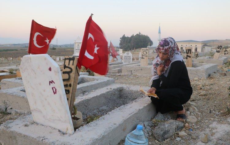 <p>Depremin vurduğu Hatay’da Kurban Bayramı öncesi vatandaşlar, deprem mezarlığındaki yakınlarının kabrini ziyaret etti. </p>
