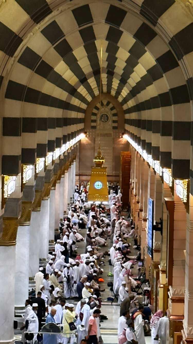 <p> İslam peygamberinin kabri başında dua eden hacılar, namazlarını da burada kılıyorlar.</p>