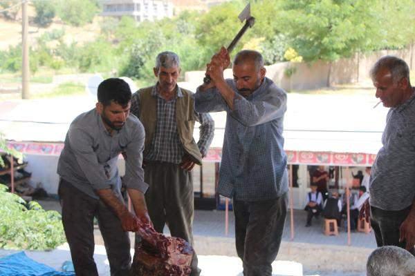 <p><strong>'DEDELERİMİZDEN KALAN BİR GELENEK'</strong></p>
<p>Geleneği anlatan Abdurrahman Demir, "Köyümüzde gelenektir, bu kurban kesme. Kurbanlarımızı bir yerde kesiyoruz. Gelip bir yerde parçalıyoruz. Köydeki hane sayısına göre liste çıkarıyoruz. Her haneye eşit şekilde, bir ölçekle ölçüp veriyoruz. </p>