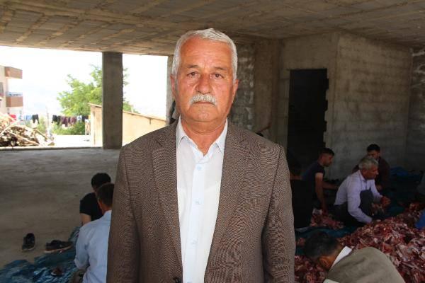 <p>Kurban etlerinin kesiminde gönüllü çalışan Abulhakim Uğur ise "Bayram birliktir, beraberliktir, paylaşmaktır. Biz de paylaşmak istiyoruz. Paylaşmak iyidir" ifadelerini kullandı. </p>
<p><strong>KAYNAK: DHA</strong></p>
<p> </p>