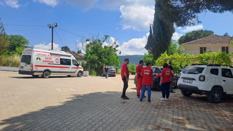 <p>Tırnavo Mahallesi'ndeki metruk yapılarda ve inşaat alanlarında aramalar yapan ekipler, çevrede bulunan bir evin güvenlik kamerası kayıtlarını inceledi.</p>
