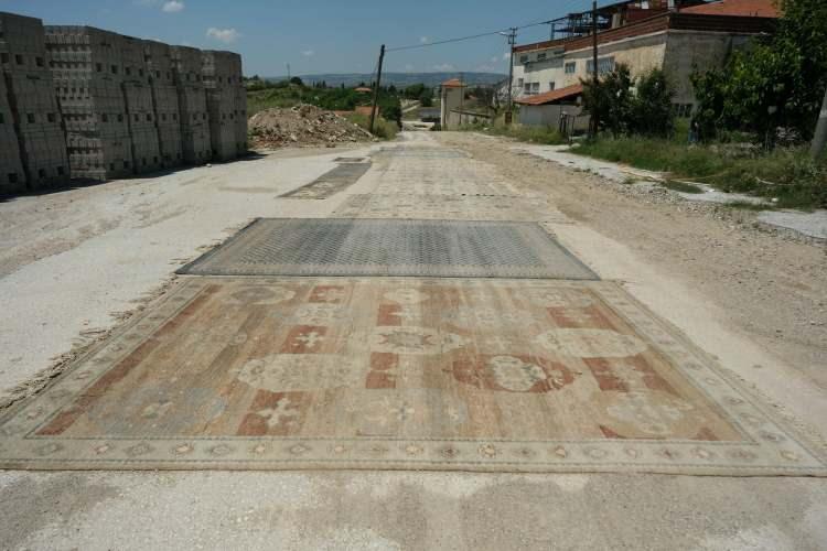 <p>. Üzerinden ne kadar çok araç geçerse o kadar eski görünümüne kavuşan halılar, değerine değer katıyor. Yıkamacılar tarafından yollardan toplanan halılar, özel bir yıkama işleminden geçirildikten sonra bakımları yapılarak satışa hazır hale geliyor.</p>