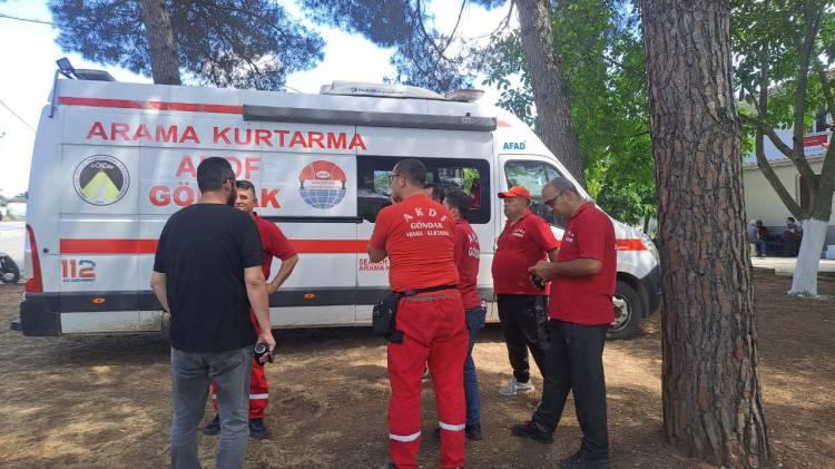 <p>Arama kurtarma ekipleri ile gönüllülerden oluşan yaklaşık 60 kişilik ekip, bölgede arama çalışmasına devam etti. Yapılan çalışmalara rağmen Berzeg ve evden birlikte ayrıldığı doberman cinsi köpeği Tina'ya ait herhangi bir iz bulunamadı.</p>