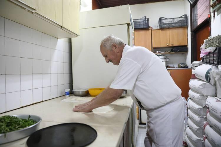 <p>- "ALLAH TÜRKLERİ KORUSUN VE HAYATLARINA BEREKET VERSİN"</p>

<p> </p>

<p>Türkiye'deki akrabalarını hala bulmayı umduğunu kaydeden Karagöz, "2012'de akrabalarımı aramak için Manisa'ya gittim. Manisa ve İzmir'deki Osmanlı belgelerinden geçmişlerimize baktık ancak kimseye ulaşamadık." dedi.</p>
