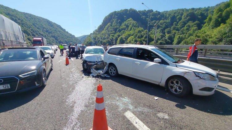 <p>Bolu'da Anadolu Otoyolu’nda meydana gelen zincirleme kaza, sabah saatlerinde Anadolu Otoyolu Bolu Dağı Tüneli çıkışındaki 2’nci viyadükte meydana geldi. </p>