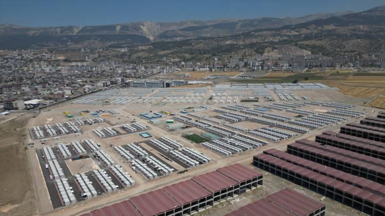 <p>Konteyner kentte cami, futbol sahası, sosyal tesisler ve çamaşırhane gibi alanlar da olacağını aktaran Temur, şunları kaydetti:</p>
<p> </p>
<p> </p>