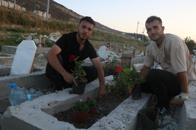<p>Kabir ziyareti yapanlardan Sedat Buldu, bugün doğum günü olan ve depremde yaşamını yitiren kardeşinin mezarını ziyaret ederek "Bugün yaşasaydı 15 yaşında olacaktı" dedi.</p>