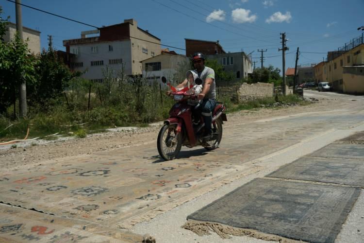 <p>Tezgahlarda hünerli ellerin dokuduğu halılar cadde ve sokaklara serilerek güneşte bekletiliyor. Asfaltta yaklaşık 10-15 gün bekletilen ve üzerinden birçok aracın geçtiği halılar inceliyor ve eskimiş görüntüsü veriliyor. </p>