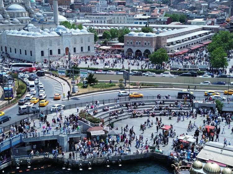 <p>Boğaz turu yapmak ve vapur seferlerini kullanmak isteyen vatandaşlar da yoğunluğa neden olurken, Eminönü'ndeki kalabalık havadan görüntülendi.</p>
