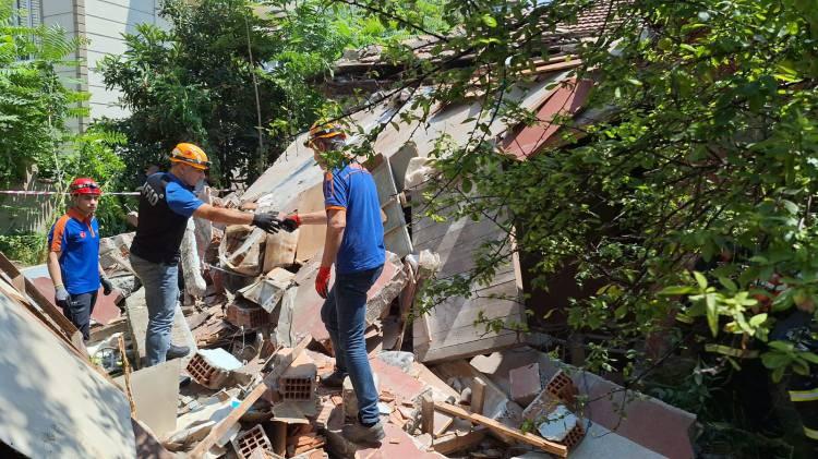 <p>Kocaeli'nin Derince ilçesinde tek katlı metruk evin yıkımı sırasında sundurmanın çökmesi sonucu göçük altında kalan Metin Akkaya (47) ve Ömer Faruk Yıldız (15) hayatını kaybetti.</p>
