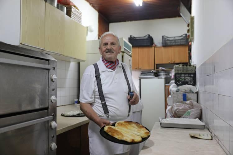 <p>Karagöz, Hüseyin Karagöz'le şehre birçok Türk ailenin geldiğine işaret ederek "Türk mutfağını asla terk etmedik. Sarma, dolma, imambayıldı, kelle paça, bağırsak yemeklerini bugüne kadar taşıdık." diye konuştu.</p>
