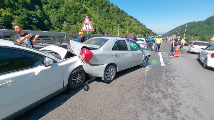 <p>Ulaşım iki şeritten sağlanırken, bölgede trafik yavaş şekilde ilerliyor. Kazayla ilgili soruşturma başlatıldı.</p>