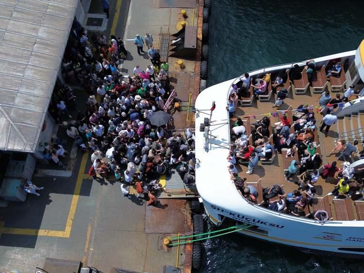 <p>Gemilere binmek isteyen yüzlerce vatandaş uzun kuyruklar oluşturdu. Eminönü'ndeki insan seli havadan çekilen görüntülere yansıdı</p>
