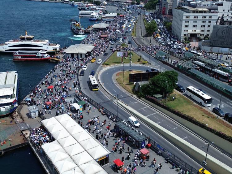 <p>Bayram tatilini İstanbul'da geçiren vatandaşlar, havanın da güneşli olmasıyla birlikte alanları doldurdu. Kurban Bayramı'nın 3. gününde Eminönü'nde de kalabalık oluştu. </p>
