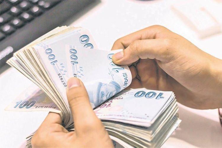 <p><strong>Ev hizmetlerinde çalışanlara kıdem, ihbar ödeniyor mu, yıllık izin hakkı var mı? </strong></p>

<div> </div>

<div> </div>

<div> </div>

<div>Ev hizmetlerinde çalışanlara 4857 sayılı iş Kanunu uygulanıyor. Bu kapsamda çalışanlar ihbar, kıdem tazminatından yararlanamıyor. Buna karşın Borçlar Kanunu kapsamında benzer tazminat hakları bulunuyor.</div>
