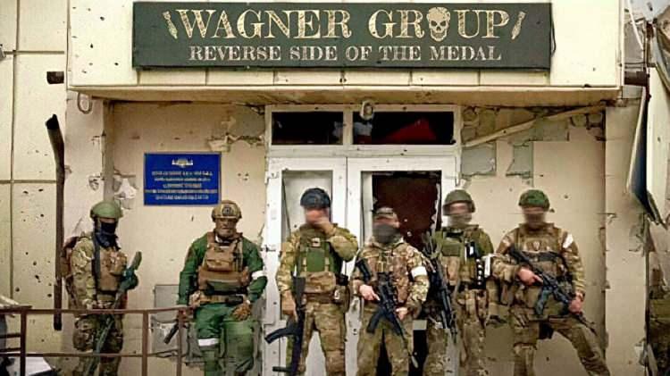 <p>Rusya’da önceki akşam paralı asker grubu Wagner’in Putin yönetimine baş kaldırarak darbe girişiminde bulunması dünyayı ayağa kaldırdı.</p>
