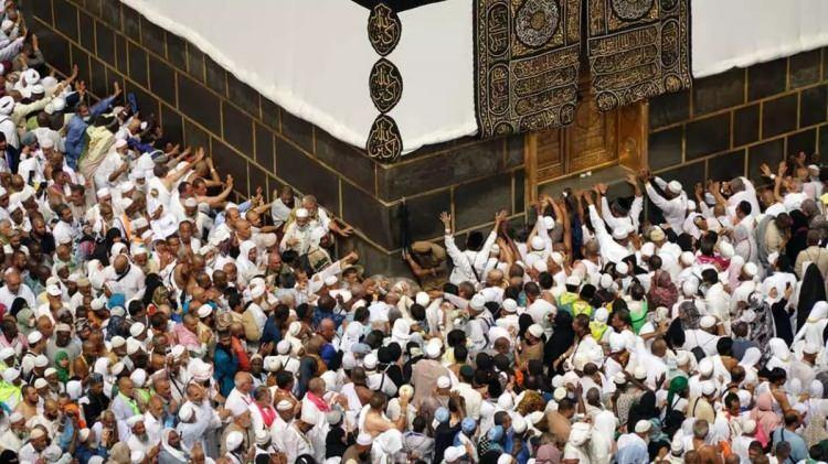 <p><span style="color:#4B0082"><strong>İslam ülkelerinin hac bakanları ve din işleri bakanlarıyla din eğitimi, din hizmeti, aile, gençlik hizmeti gibi alanlarda ortak çalışma yapmayı planladıklarını dile getiren Erbaş, açıklamasına şu sözleri de ekledi:</strong></span></p>
<p> </p>