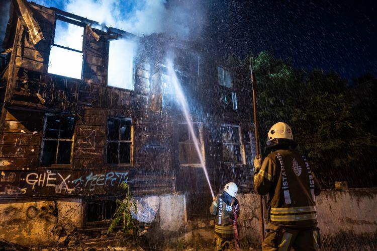 <p>Mahalle sakinlerinin ihbarı üzerine itfaiye, polis ve sağlık ekipleri sevk edildi.</p>