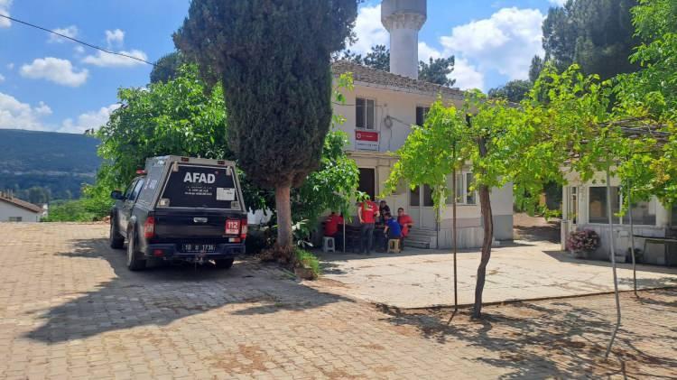 <p>Öte yandan Tırnavo Mahallesi'nde yaşayan Şaban Çam isimli bir vatandaş Korhan Berzeg'i 2 gün önce köpeğiyle gördüğünü iddia etmesi üzerine ekipler mahalleye giderek çalışma başlattı.</p>
