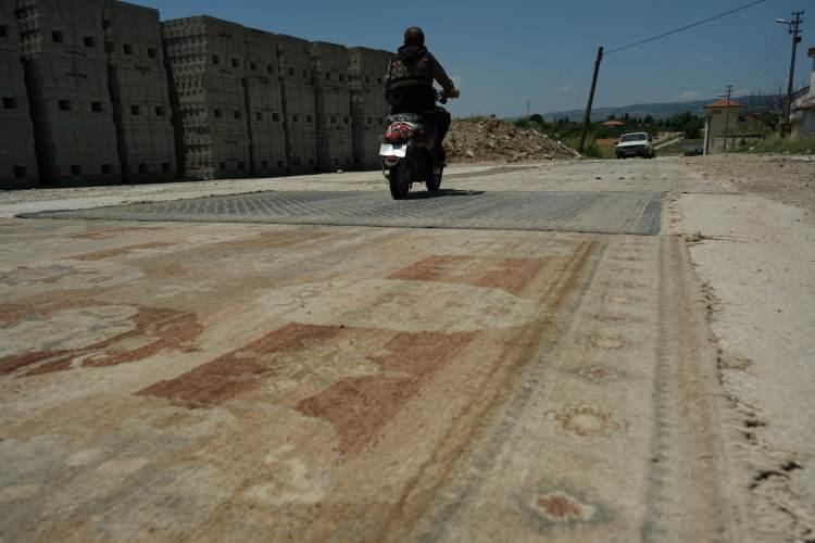 <p>Yollara serilen halıları görenlerin şaşırdığını, motorla üzerinden geçmek istemeyen bazı sürücülerin düşerek kaza yaptığını ve bu yüzden de davalık olduklarını söyleyen Sarı, insanların artık duruma alıştığını belirtti. Sarı, “Görenler şaşırıyor tabii ki. Neden yola serdiğimizi soruyorlar. İlk başlarda halıların üzerinden geçmeye çekiniyorlardı. Motorla birkaç kişi kaza yaptı. Birkaç kişiyle de davalık olmak üzereydik. Ama insanlar artık alıştılar. Rahat rahat üzerinden geçebiliyorlar. Bizi de rahatlattılar” diye konuştu.</p>