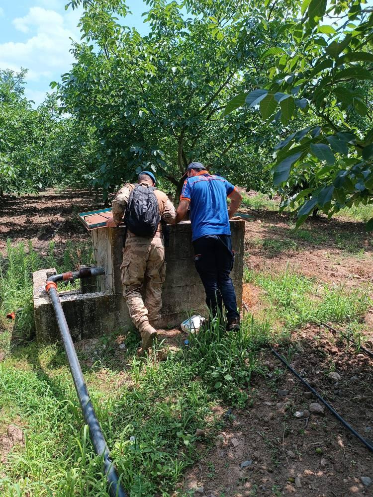 <p>İHA ve ısıya duyarlı termal kameralı dronlarla arazide yapılan arama çalışmalarına, Ankara'dan gelen 15 kişilik Jandarma Komando Özel Asayiş Komutanlığı (JÖAK) ekibi ve 2 kadavra arama köpeği de destek verdi.</p>