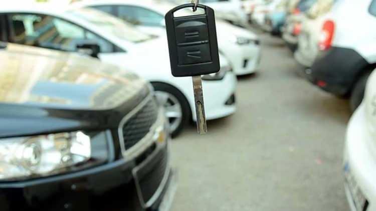 <p>"Talepte bir normalleşme olursa bu kendi i&ccedil;erisinde bir dengeye oturacak ve bu spek&uuml;latif olarak y&uuml;kseltilen fiyatların normal değerinde artık bir hal alacağını &uuml;mit ediyoruz. Bizce artık sıfır ara&ccedil; sıkıntısı yok. Sıfır ara&ccedil;lar bayilerde mevcut, burada bayilerin de bu anlamda biraz daha son t&uuml;keticiye bu ara&ccedil;ları satmalarıyla alakalı bir pozisyon almaları gerekiyor."&nbsp;</p>
