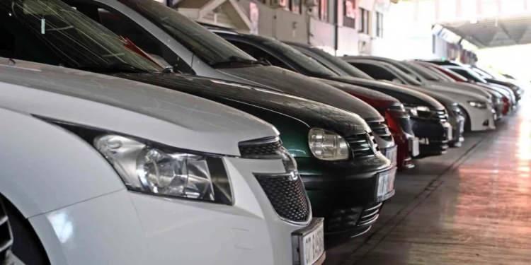 <p>"Galericilerin &ouml;yle bir şey yapması m&uuml;mk&uuml;n değil. Plaka takıldığı zaman aracın fiyatının d&uuml;şmesi lazım. İkinci el demek, plakası takılmış, kullanılmış, bir ara&ccedil; demektir. Yatırım ama&ccedil;lı alıyorlar ve piyasaya arz etmedikleri i&ccedil;in fiyatların y&uuml;kselmesini bekliyor, istedikleri de oluyor. Onlar da vergi versin, biz d&uuml;kkan kirası veriyoruz."&nbsp;</p>
